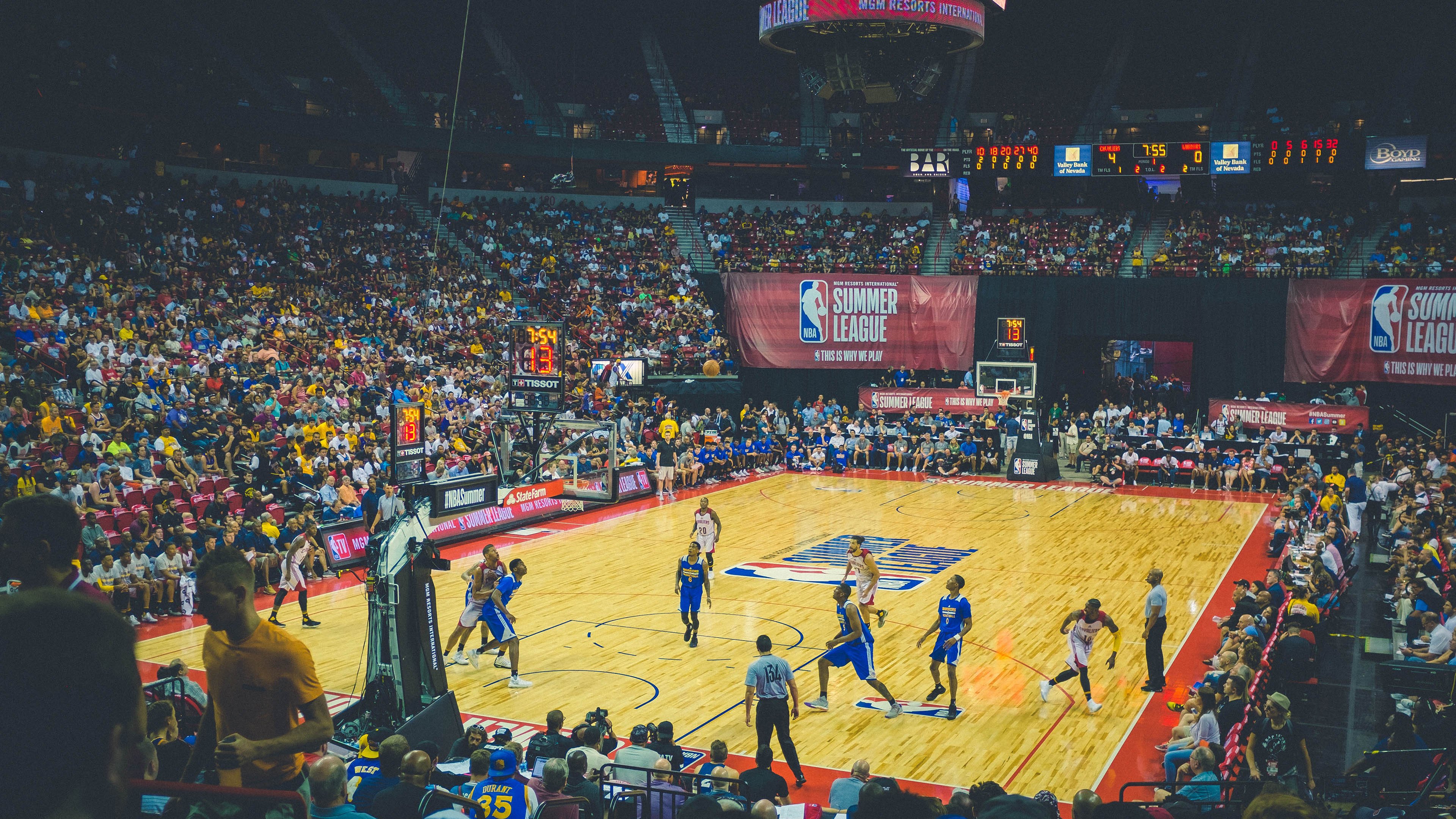 体育新闻中心赛季观察专栏，体育赛事新闻报道